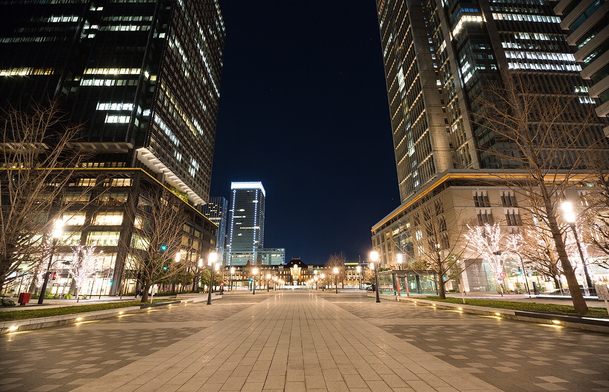 夜中の高層ビル